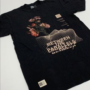 LIRA graphic tee